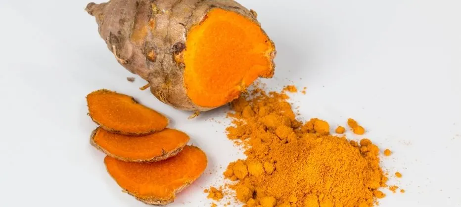 como se debe tomar la curcuma