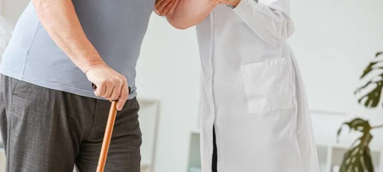 ¿Es bueno andar con Parkinson?