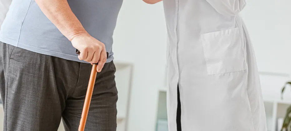 puede andar una persona con parkinson